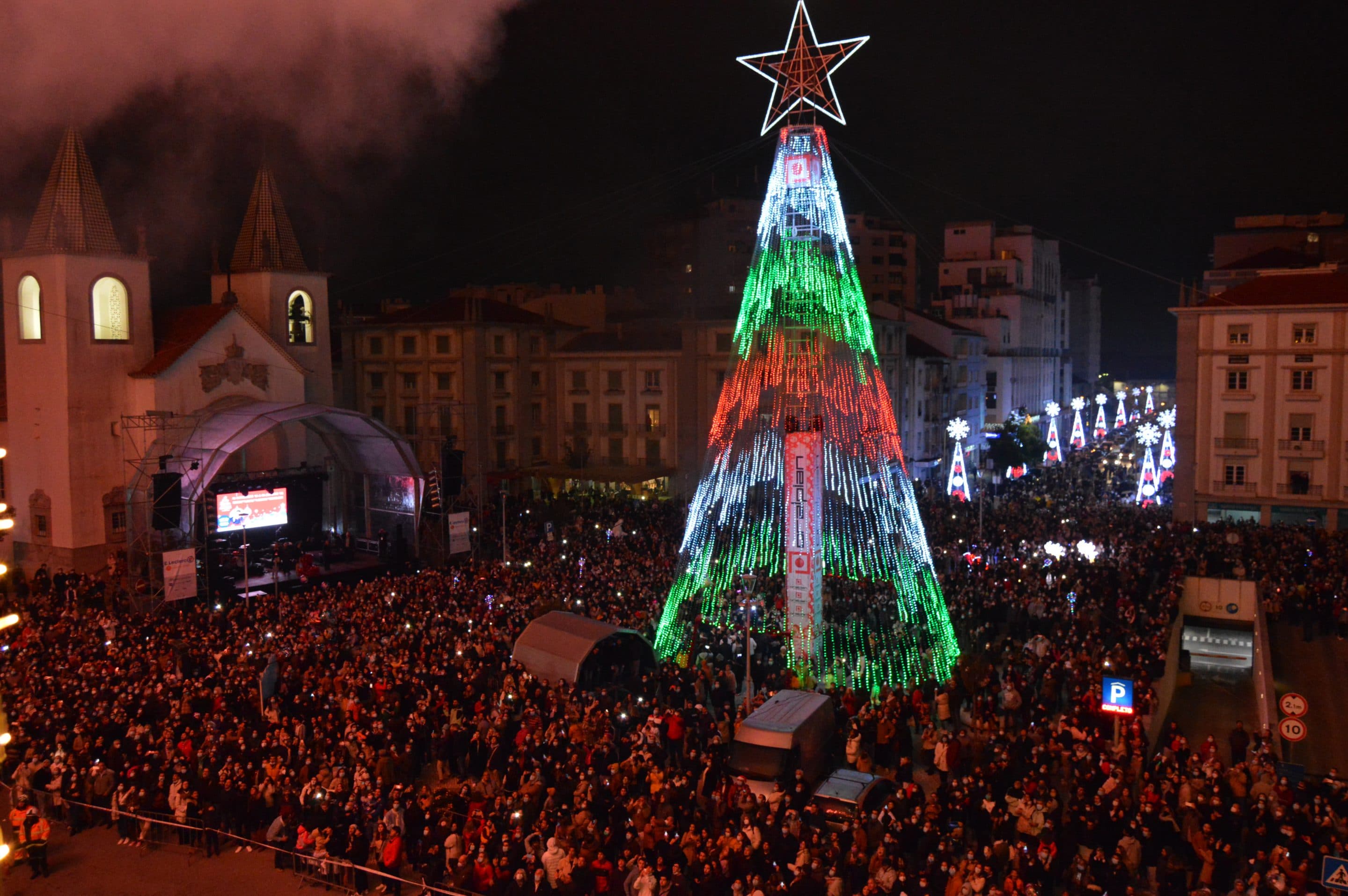Praça 25 de Abril enche-se de pessoas para a inauguração da iluminação de  natal - Jornal das Caldas