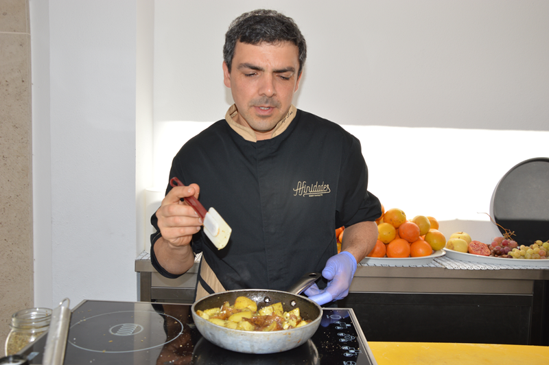 O chef Luís Tarenta, do restaurante Afinidades, cozinhou ao vivo 