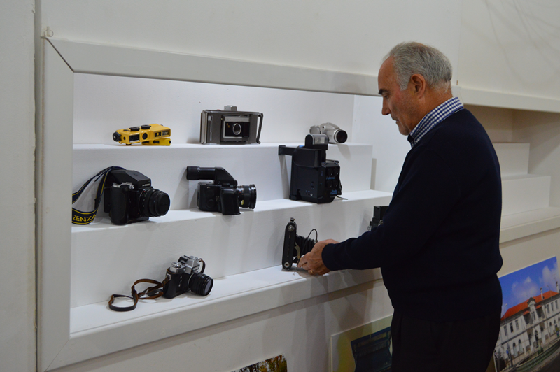A exposição tem diversos modelos de máquinas fotográficas antigas
