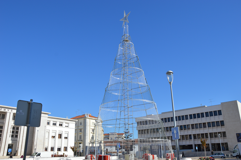 A árvore de Natal de 33 metros de altura pretende surpreender com o espetáculo de luzes