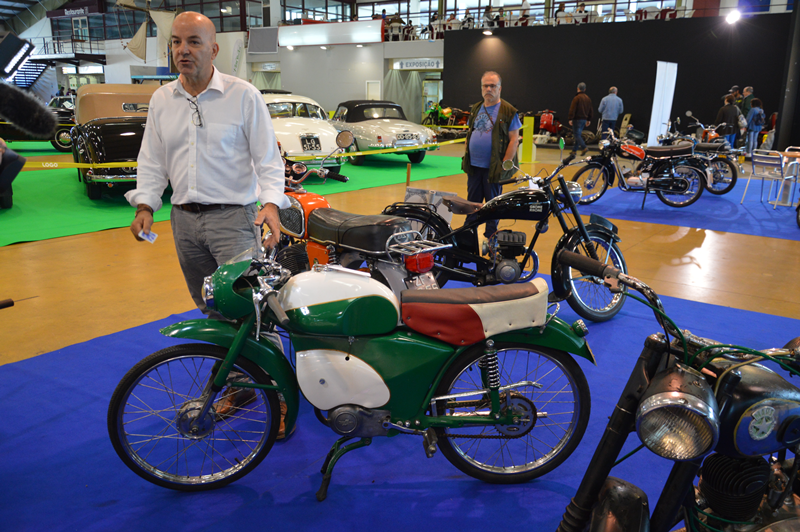 Carlos Alves, vendedor, exibiu várias motas antigas