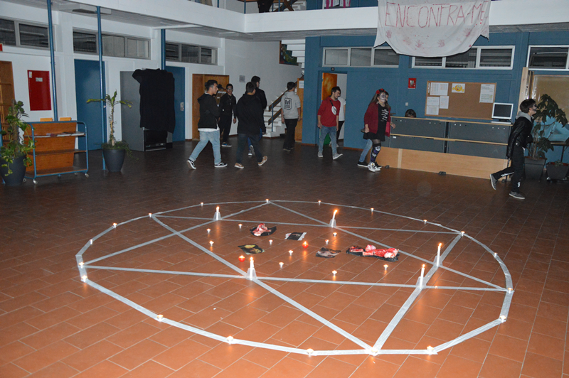 Pentagrama gigante com velas ligado ao “satanismo”