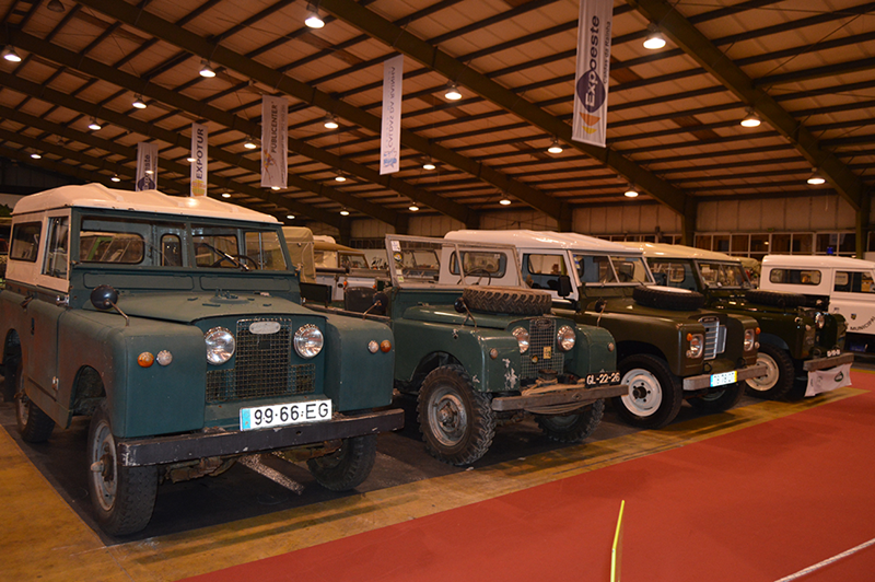 Quinze jipes da Land Rovers simbolizam os 70 anos da marca 