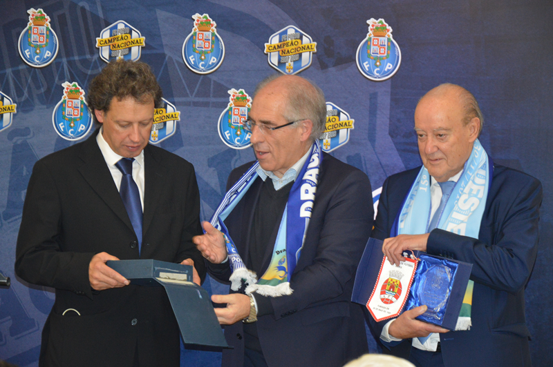 O presidente da Associação de Futebol de Leiria entregou lembranças