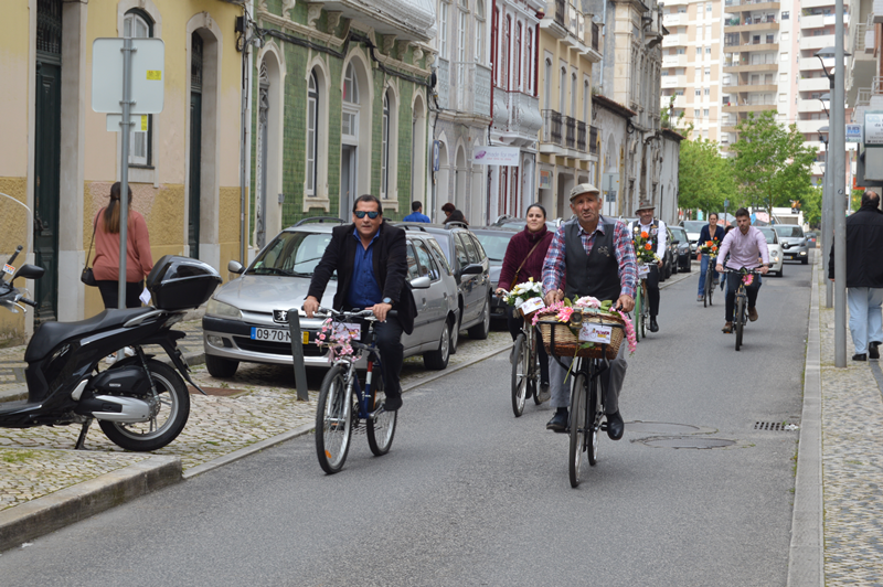 Desfile de bicicletas decoradas com flores pelas ruas do centro da cidade