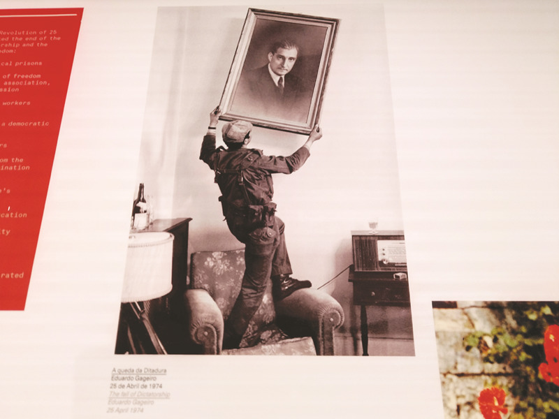 Exposição com documentos históricos, como um militar a retirar a imagem de Salazar da parede da sede da Pide
