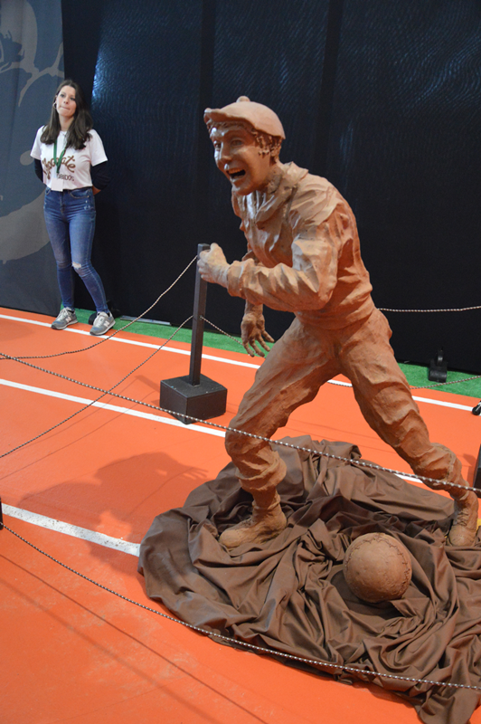 Operário fabril a jogar à bola, escultura em chocolate