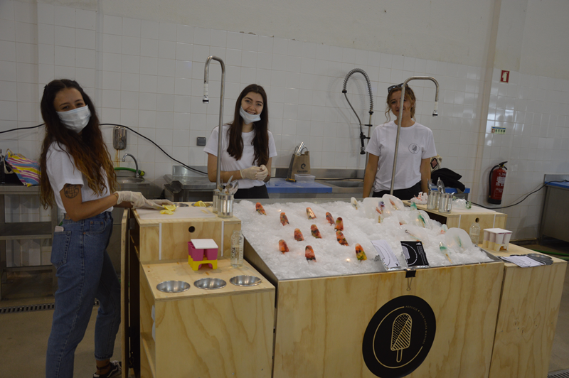 Alunas de Erasmus de Alemanha e Polónia criaram bancada para gelados de fruta 