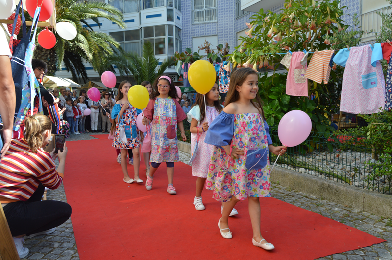 Vinte crianças e adultos desfilaram os vestidos do movimento “Dress a Girl Around the World”