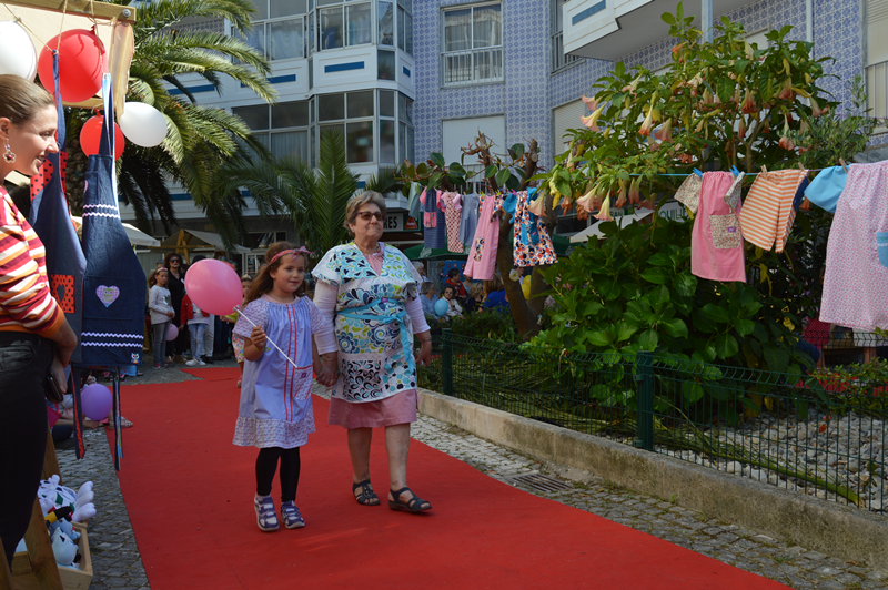 Vinte crianças e adultos desfilaram os vestidos do movimento “Dress a Girl Around the World”