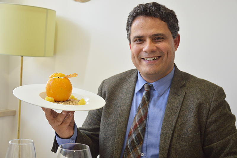 Daniel Pinto com o bolo de alfarroba com laranja do Algarve