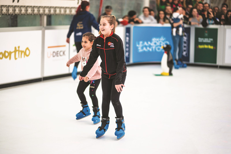 Foram muitos, nomeadamente os mais pequenos, que quiseram logo experimentar patinar na pista de gelo