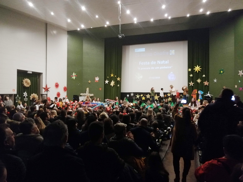 A música “A todos um bom Natal” foi cantada pelos alunos e plateia