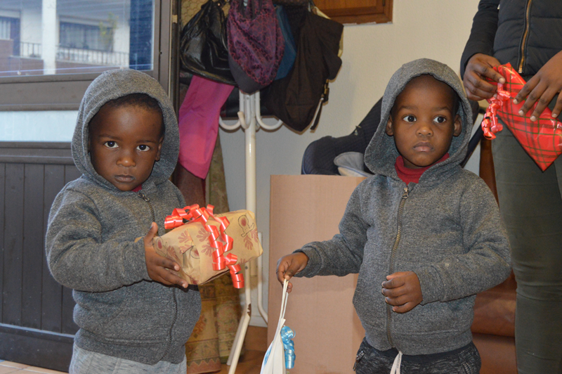 Foram doados 13 cabazes com alimentos e brinquedos às famílias desfavorecidas