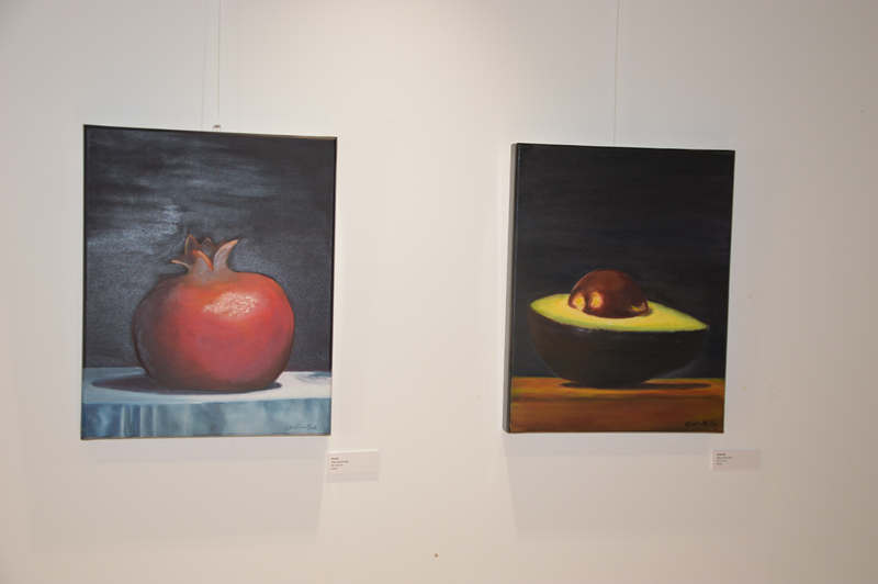A mostra integra algumas obras a óleo sobre tela, como frutos simples, em destaque sobre fundo negro e paisagens marítimas