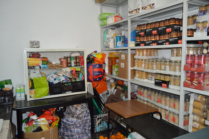  Além de ajudarem com todo o género de bens, as voluntárias também tentam semanalmente distribuir alimentos aos utentes