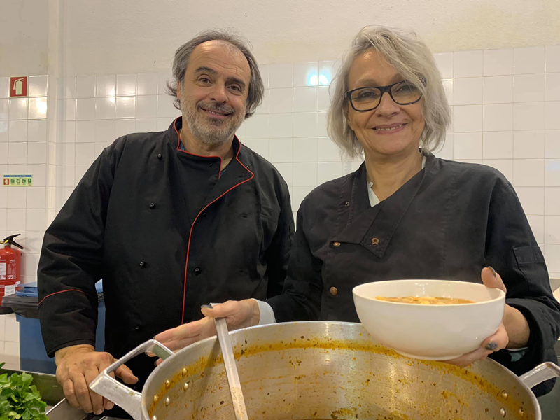 Sopa servida pelos chefes Pedro Honório e Ana Netto,