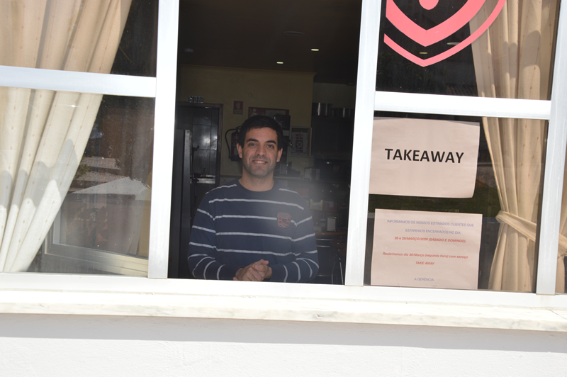 Daniel Pereira, do Bar dos Bombeiros, faz a entrega das refeições quentes pela janela 