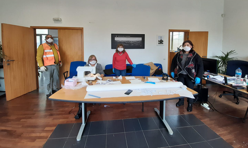 Funcionárias da Junta de Freguesia da Foz do Arelho confecionaram máscaras de proteção (foto Vítor Silvério)