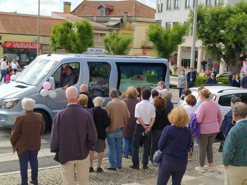 Muitas pessoas concentraram-se ao longo do trajeto do carro funerário (foto José António)