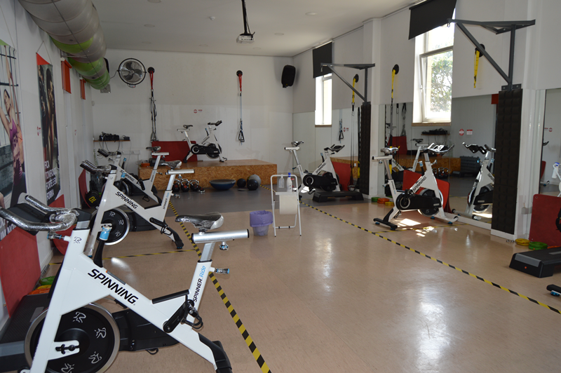 A sala de exercício do Fitness Factory deu lugar a nove zonas individuais de treino