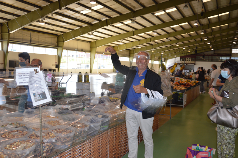 O presidente do Rotary Club das Caldas, José António, entregou várias viseiras aos vendedores 