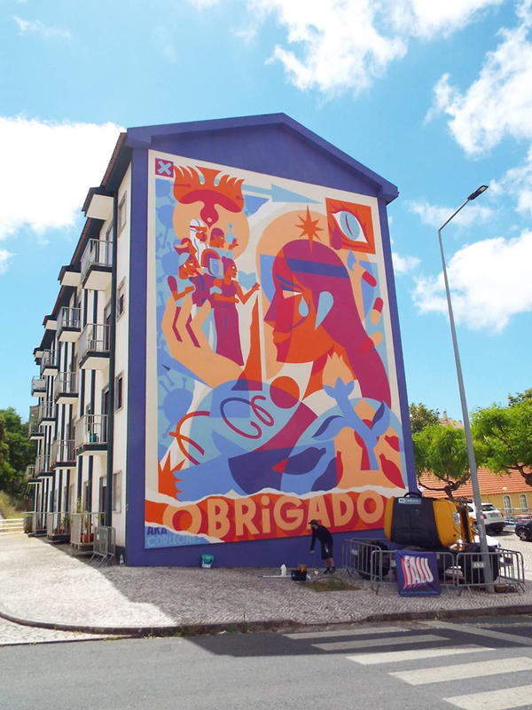 O segundo mural, que está na fachada do bloco 4, na Rua Augusto Gil (junto ao centro da juventude), é da autoria do ilustrador AkaCorleone (Foto União de Freguesias de Santo Onofre e Serra do Bouro)
