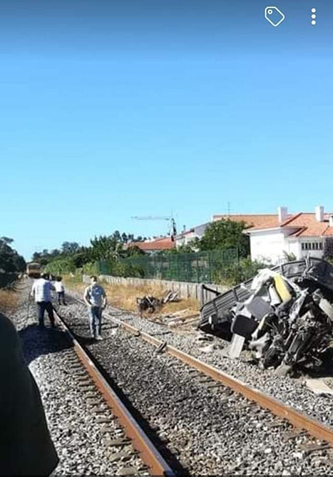O comboio descarrilou a mais de cem metros da passagem (foto Nelson Pinhal)