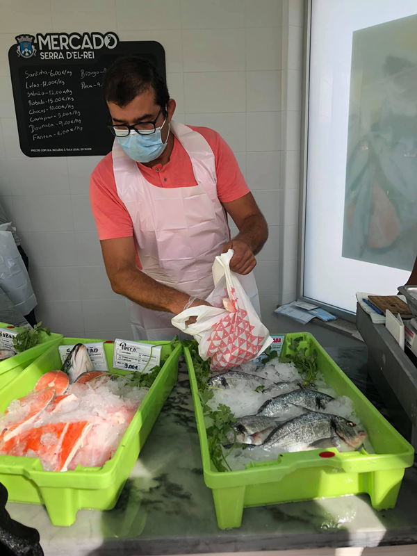 Venda de peixe fresco (foto Juliette Rodrigues)