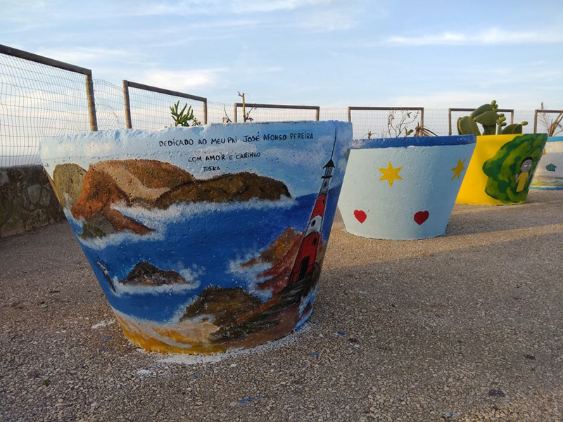 Moradores da Serra do Bouro embelezaram os grandes vasos em cimento que servem de proteção no miradouro da Arrinhada
