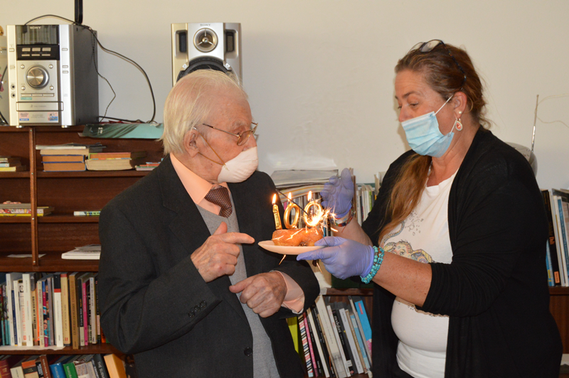 A associação organizou uma festa de aniversário para o idoso, que completou 100 anos