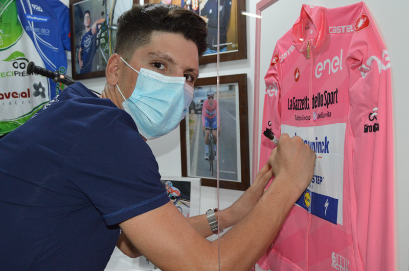 O atleta autografou a sua camisola rosa, que envergou no Giro