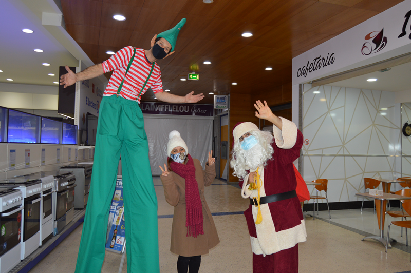 O pai natal e o elfo estiveram animar os clientes