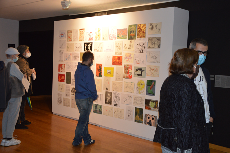 A mostra reúne trabalhos de professores de diversos campos das artes e do design 
