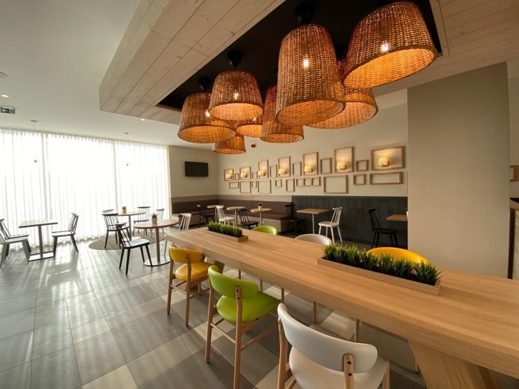 Bar e zona dos pequenos almoços com um design contemporâneo