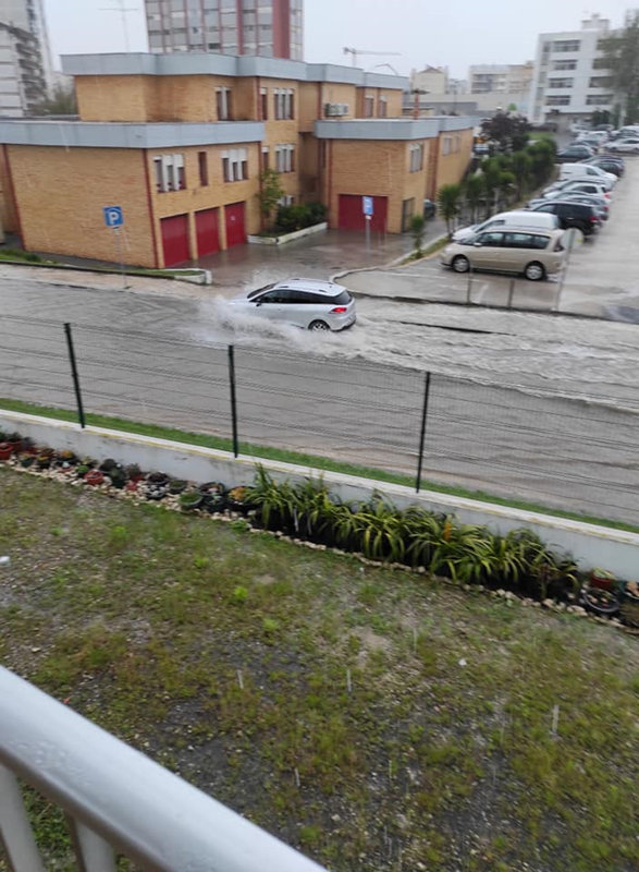 Inundação junto ao Centro de Saúde (foto Paula Constantino)