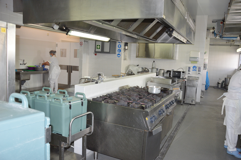 A cozinha do Condomínio Residencial do Montepio serve 800 refeições diárias