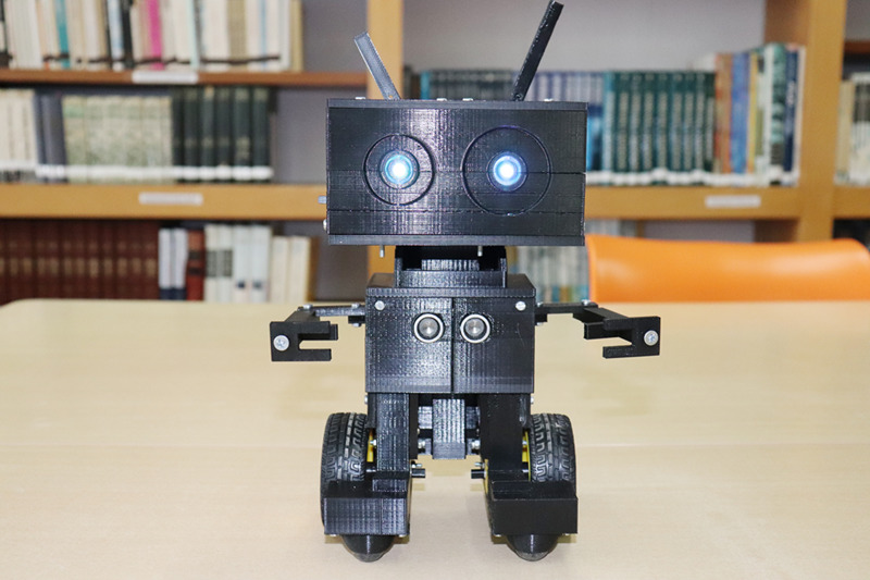 O projeto de nome “Raulinho” consiste num robô humanóide  