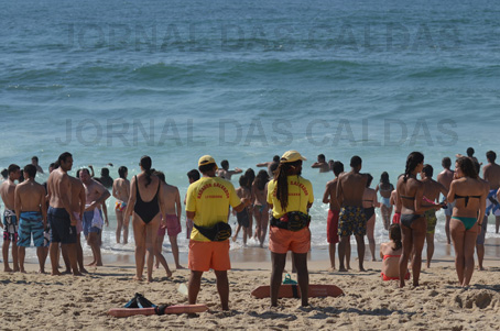 Centenas de pessoas aproveitaram o calor para irem à praia/foto Carlos Barroso
