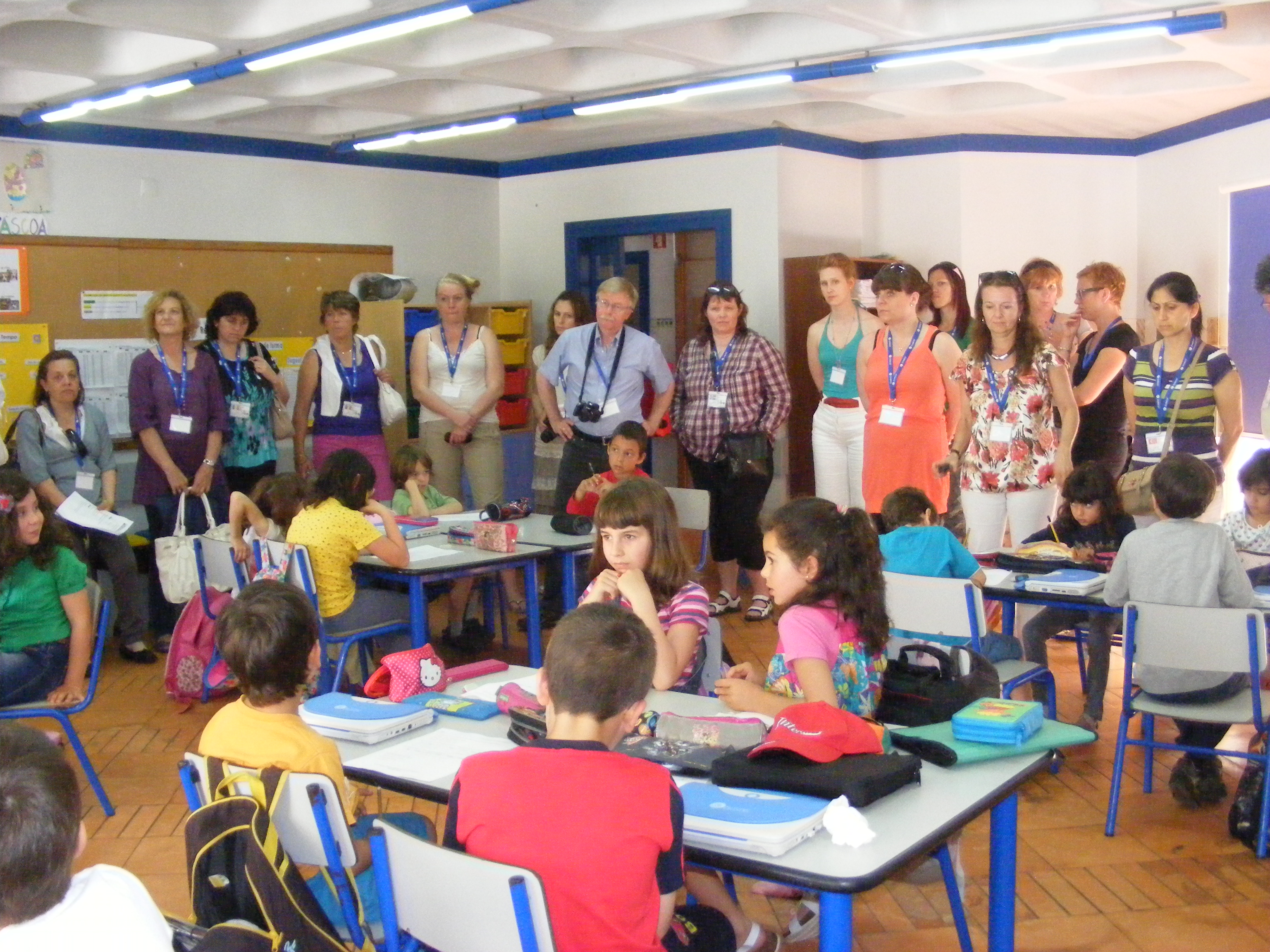 Alguns dos profissionais dos países visitantes ficaram surpreendidos com o tempo que as crianças portuguesas passam nas escolas