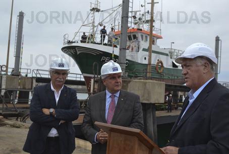 o secretario de estado do mar esteve ao lado do presidente dos estaleiros e da câmara de peniche/foto Carlos Barroso