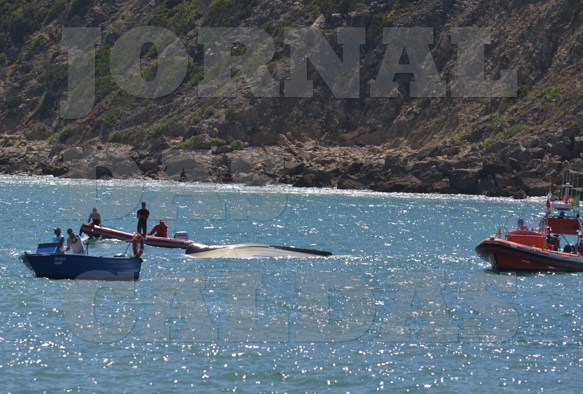 O barco foi rebocado até ao cais de São Martinho (foto Carlos Barroso)