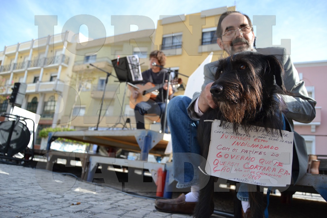 Fernando Rocha levou o seu cão com um cartaz de protesto/foto Carlos Barroso
