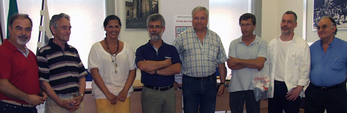 Edgar Ximenes com alguns dos artistas que trabalharam na coleção e a fundadora do Ú das Caldas