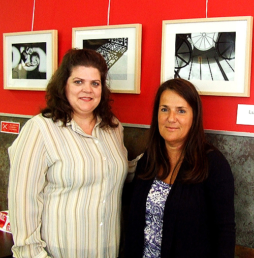 gerente do café “A Coroa”, Paula do Amaral e a fotógrafa Margarida Araújo