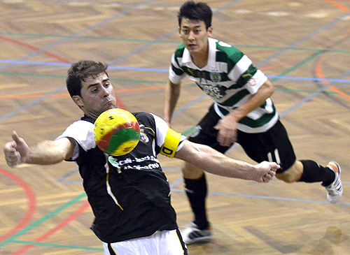 Rui Ferreira domina a bola perante o olhar de um atleta do Sporting 