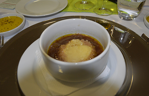 Sopa de cebola tradicional com crosta de queijo comte