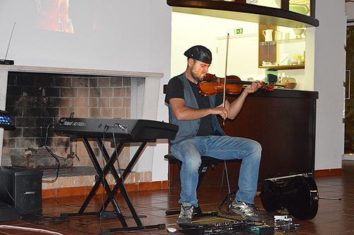  A sessão contou com a atuação do violonista Nuno Santos 