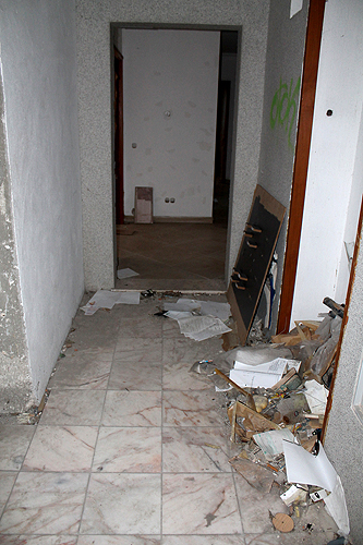 Apartamentos foram vandalizados e têm muito lixo (foto Adriana Aguiar)