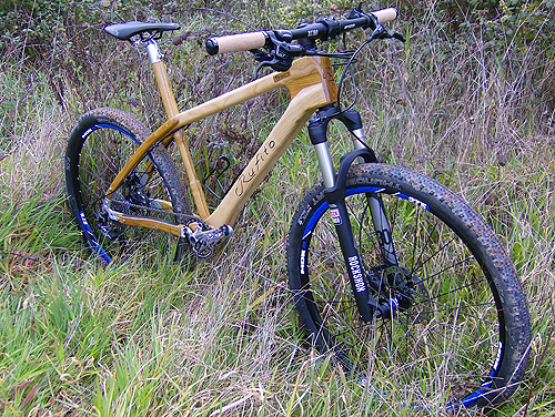 O quadro da bicicleta é em madeira maciça